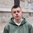 Léni Denis als Nolan