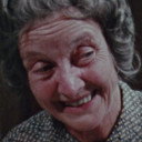 Edna MacAfee als Seller at Swapmeet