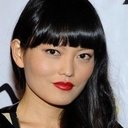 Hana Mae Lee als Julie