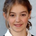 Lea Kurka als Regina (younger)