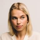 Thea Sofie Loch Næss als Linda