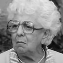 Enid Saunders als Ester