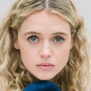 Sofia Oxenham als Carrie