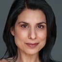 Laara Sadiq als British Newscaster