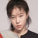 Leah Dou als Bar Singer