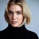 Zoë Papia als Ava
