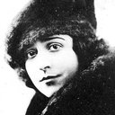 Catherine Calvert als Queen Vashti