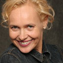 Mona Glass als Secretary