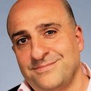 Omid Djalili als Greek Official