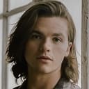 Joel Courtney als Cole