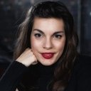 Andrea Mladinić als Palace Party Background