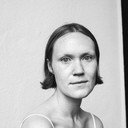 Síofra O'Meara als Lesbian Line Volunteer