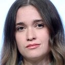 Alice Englert als Buster