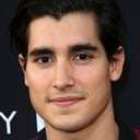 Henry Zaga als Captain Binea