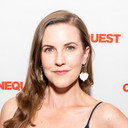 Lauren Sowa als Lynn Baker