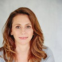 Michela Noonan als She