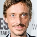 Mackenzie Crook als Car Salesman