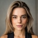 Yvonne Mai als Jenna