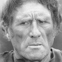 Jack Watson als Captain Olafson
