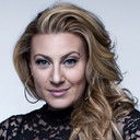 Sarah Dawn Finer als Maya