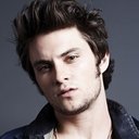 Shiloh Fernandez als James