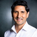 Victor Maraña als Father Raul Cortez