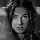 Lily Devlin als Debby