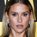 Claire Holt als Lindsey Rollins