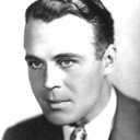 John Garrick als Paul Verlaine