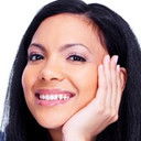 Angie Medrano als Server