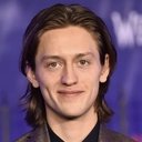 Percy Hynes White als Caleb Baker