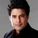 Rajeev Khandelwal als Dr. Aamir Ali