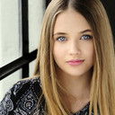 Reylynn Caster als Ella