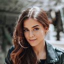 Julia Gibert als Raquel