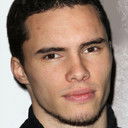 Ymanol Perset als Julien