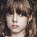 Tess Osscini Boudebesse Bejjani als Zombie Daughter