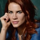 Courtney Hope als Amber