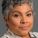 Vinette Ebrahim als Fanny Bees
