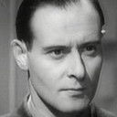 James McKechnie als Surgeon Lt. E.L. Atkinson R.N.