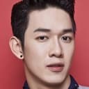 Song Luân als John
