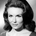Elaine Devry als Cleo Ruskin