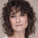 Piercey Dalton als Sarah Lewis
