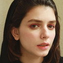 Aynaz Azarhoush als Alma - The Daughter