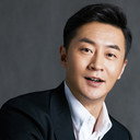 Huo Ya Ming als Director Ma