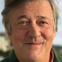 Stephen Fry als Self - Narrator