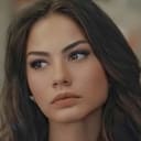 Demet Özdemir als Aslı