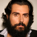 Sam Kalidi als Dr. Kostas