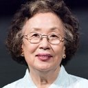 나문희 als Kyung-Bae's mother