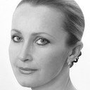 Elena Stefanska als Alisa