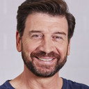 Nick Knowles als Narrator